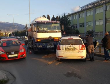Πάτρα: Βυτίο μεταφοράς υγραερίου έπεσε πάνω σε ΙΧ (φωτό, βίντεο)